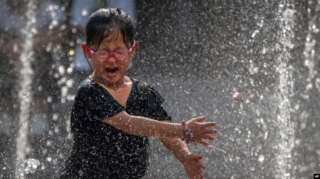 Beijing Sizzles With Hot Weather Alert at Highest Level