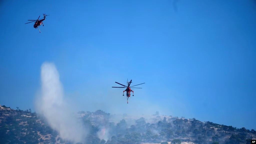 More Than 600 Firefighters, Water-Dropping Aircraft Struggle to Control Wildfires in Greece