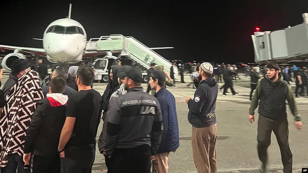 Hundreds Storm Airport in Russia's Dagestan Region, Surround Flight From Israel