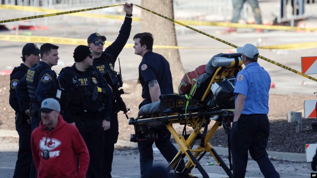 1 Dead, Up to 15 Injured in Shooting at Super Bowl Winners' Parade in Kansas City
