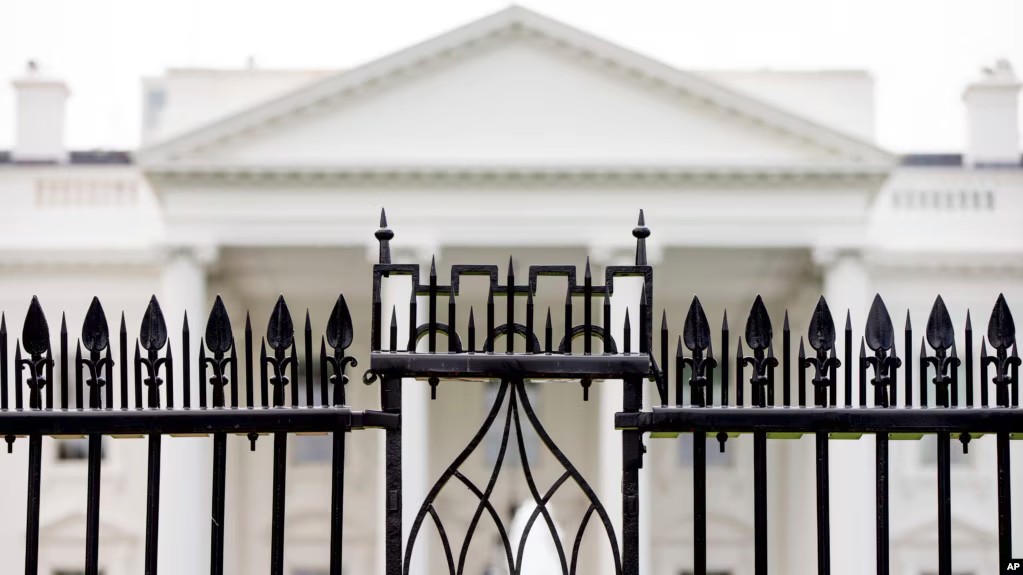 Driver dies after ramming car into White House gate