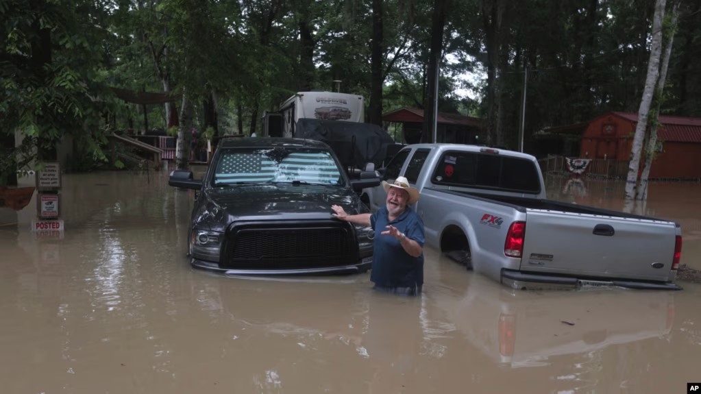 More storms move through Houston area; hundreds already rescued from floodwaters