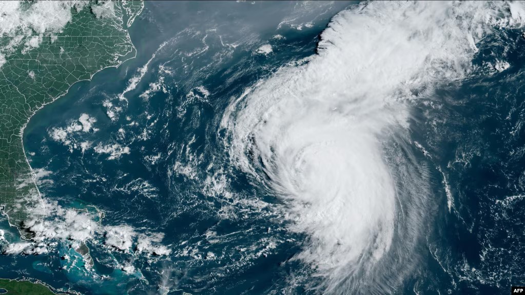 Hurricane Ernesto moves toward Bermuda