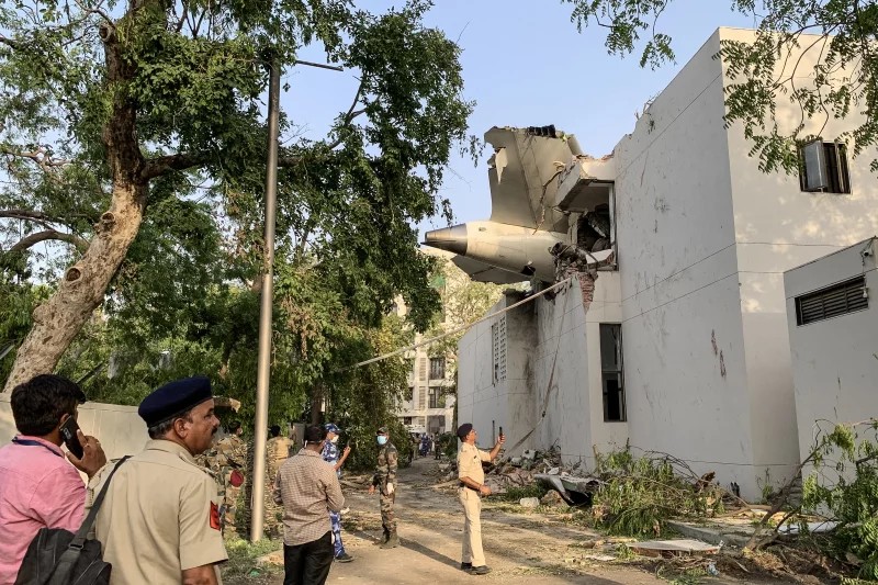 What led the Boeing 787 Dreamliner to crash in India with 242 people aboard?