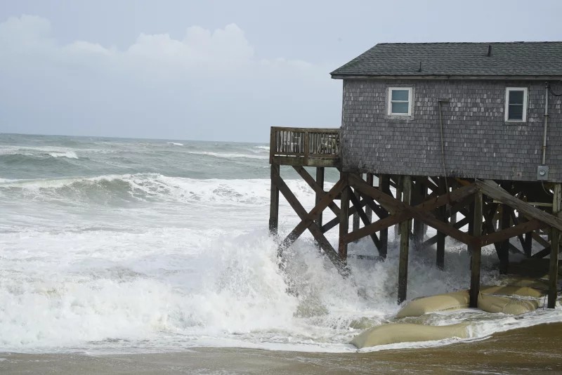 Flooding begins in the Outer Banks as Hurricane Erin moves north
